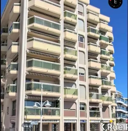 Le Neptune Yourhosthelper * Saint-Raphael (Var)